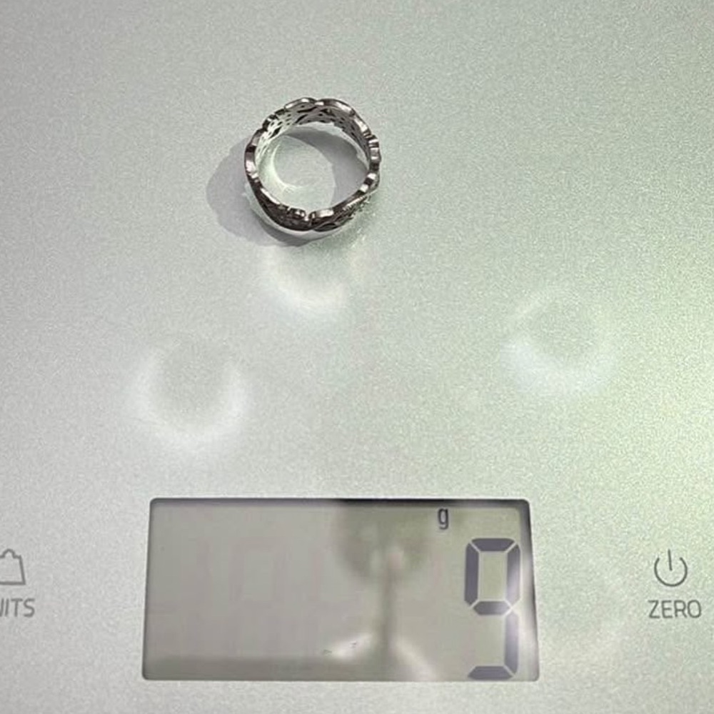 Elegant platinum  Floral Ring, size 7

9g platinum and diamonds. - Picture 3 of 6